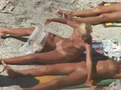 Am Strand zeigen sich die geilen Lesben nackig