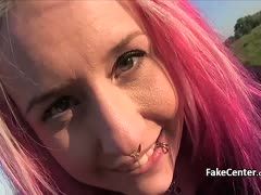 Im Grünen fickt die kecke Göre mit den pinken Haaren