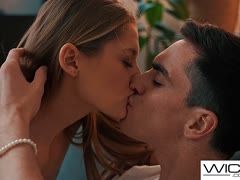 Tiffany Tatum wird beim Streichen vom Maler durchgenagelt
