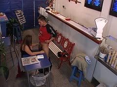 Die Brünette im Café verwöhnt den Kellner oral